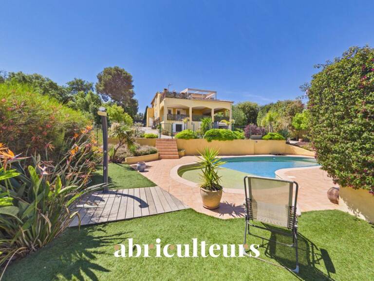 Maison avec jardin, piscine et parking en vente à  Six-Fours-les-Plages (83140) — photo 1