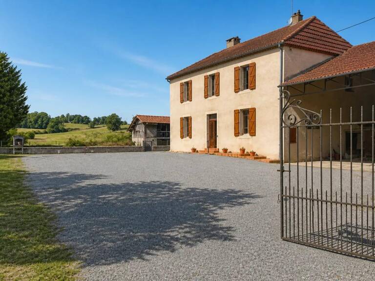 Maison de 6 pièces de 188 m² à Juillac sur terrain de 7 100 m2 — photo 1
