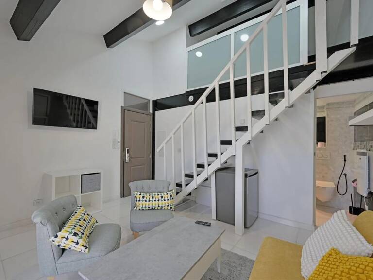 Avignon intra-muros – Immeuble de rapport rénové, de 8 logements, vendu entièrement meublé — photo 1