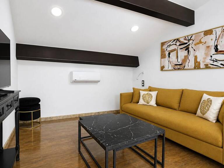 Avignon intra-muros – Immeuble de rapport rénové, de 8 logements, vendu entièrement meublé — photo 1
