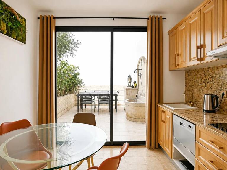Avignon intra-muros – Immeuble de rapport rénové, de 8 logements, vendu entièrement meublé — photo 1