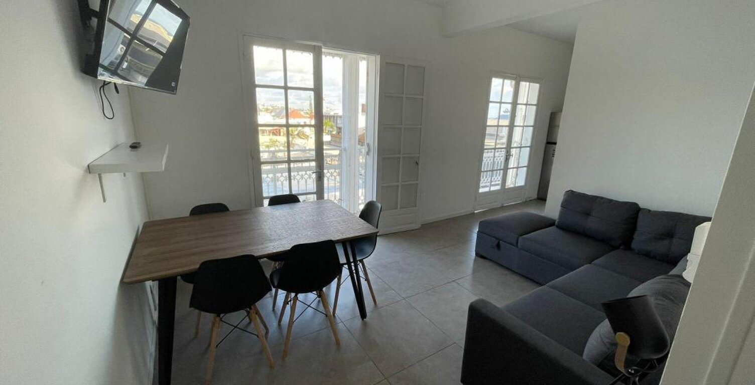 A LOUER appartement T2 meublé de 30 m2 en centre ville à Saint Pierre (974) — photo 1