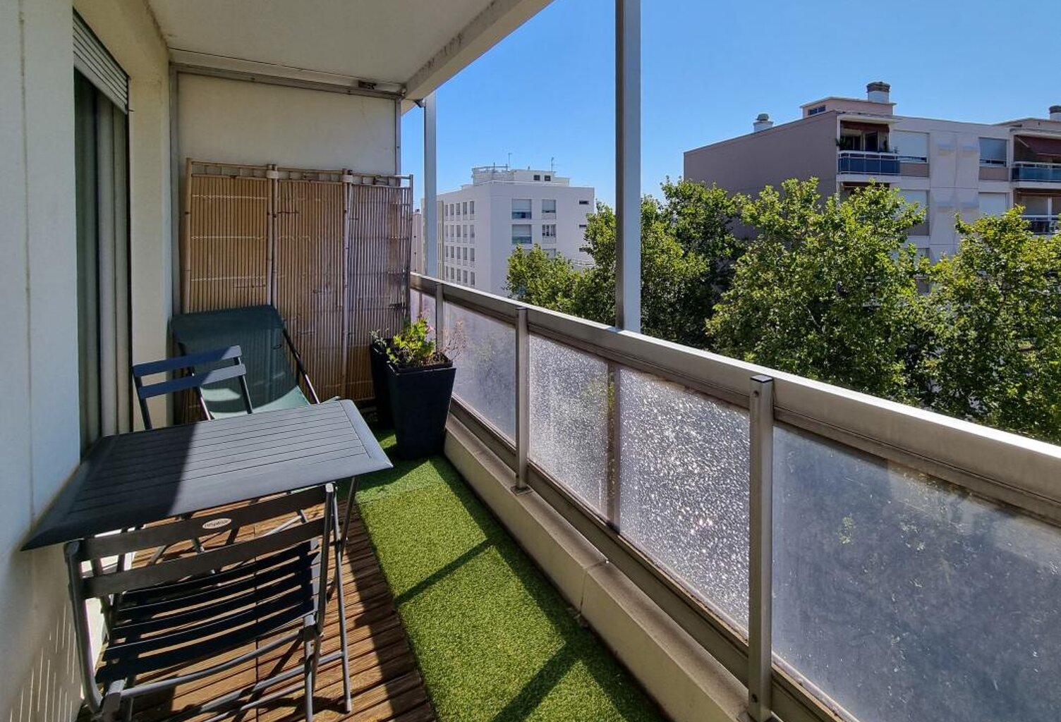 Villeurbanne – Cœur Gratte-Ciel | T2 traversant avec balcon plein sud — photo 1