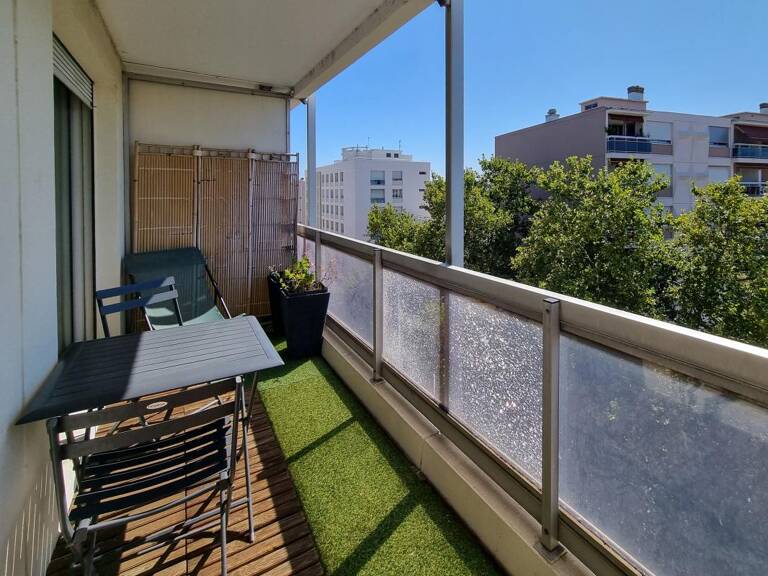 Villeurbanne – Cœur Gratte-Ciel | T2 traversant avec balcon plein sud — photo 1