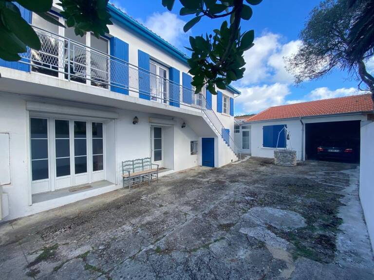 SAINT-DENIS-D’OLÉRON – ENSEMBLE IMMOBILIER RARE EN HYPER-CENTRE — photo 1