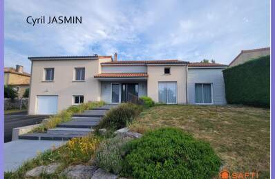 Maison familiale unique avec vie de plain-pied, sous-sol, double garage et extérieurs impeccables sans travaux. — photo du bien