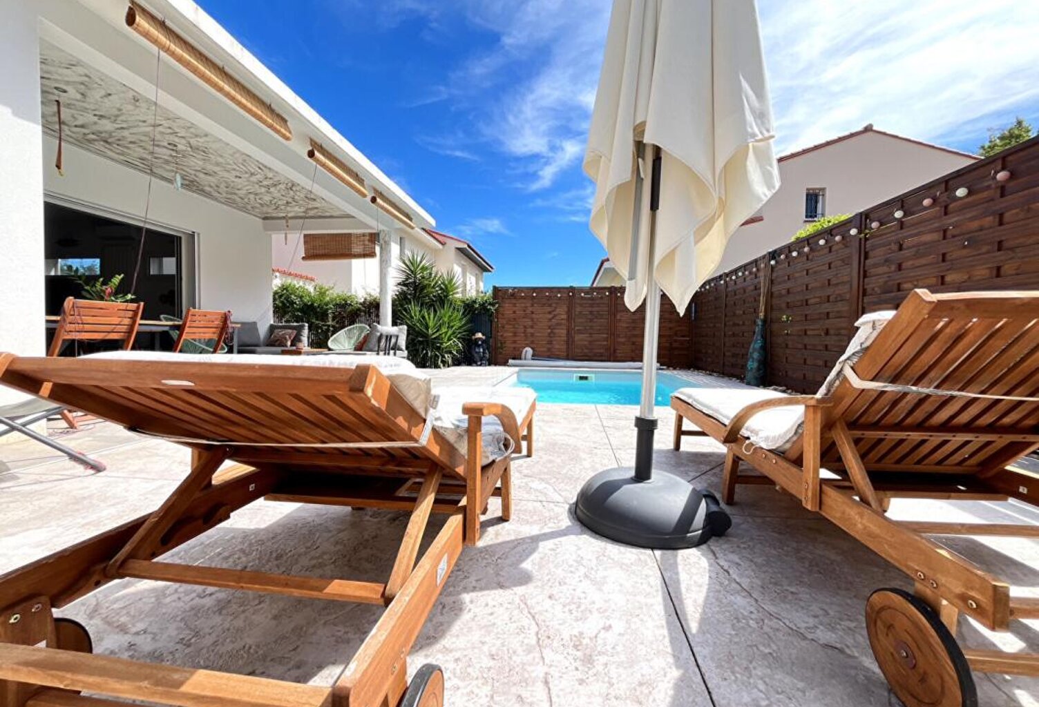Magnifique maison 3 faces de 120 m² en R+1 contemporaine avec piscine au sel dans un secteur prisé — photo 1