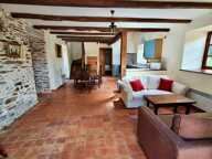 Sally HICKEY vous présente 2 maisons en pierre. 4 chambres, 3 salle de bains, 2 jardins et un grand parking.  Ne ratez pas ! — photo 2