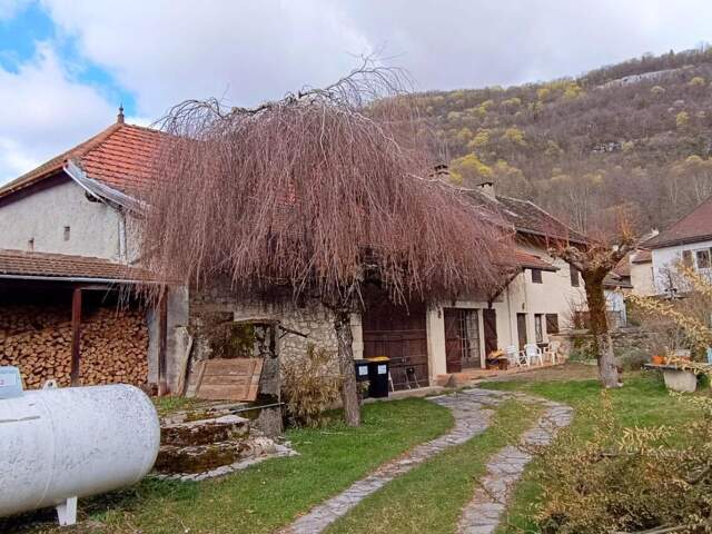 Maison de campagne avec dépendances   Marchamp (01680) — photo du bien