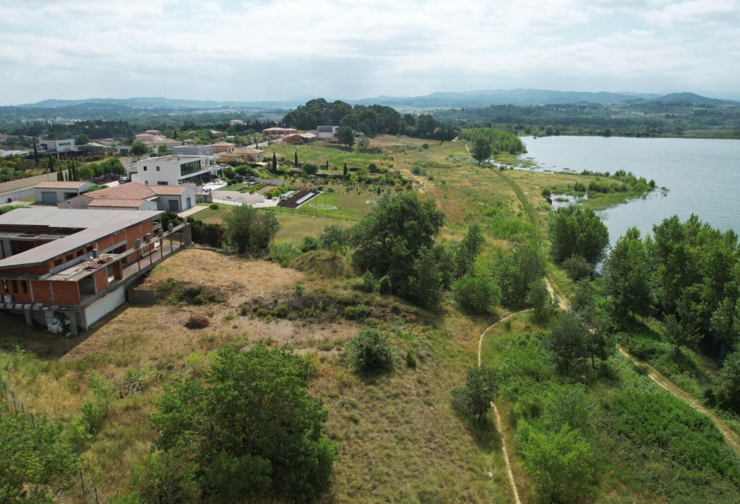 MAISON D'ARCHITECTE - VUE EXCEPTIONNELLE SUR LE LAC DE TAURE — photo 1