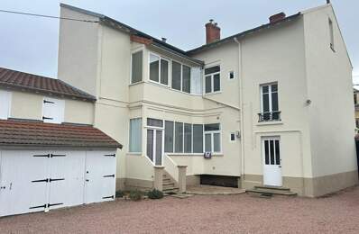 IMMEUBLE RIORGES  AVEC GARAGES ET COUR — photo du bien
