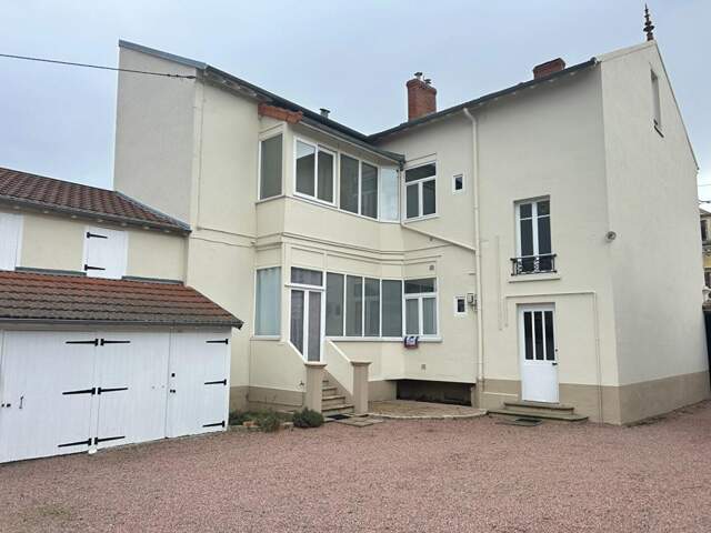 IMMEUBLE RIORGES  AVEC GARAGES ET COUR — photo du bien