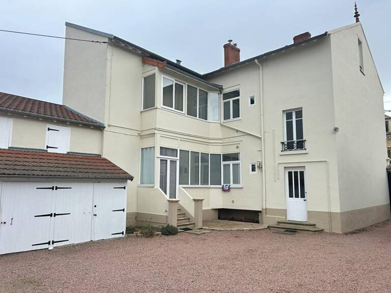 IMMEUBLE RIORGES  AVEC GARAGES ET COUR — photo 1
