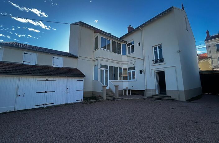 IMMEUBLE RIORGES  AVEC GARAGES ET COUR — photo 4