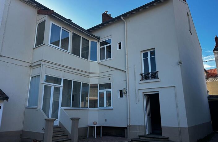 IMMEUBLE RIORGES  AVEC GARAGES ET COUR — photo 5