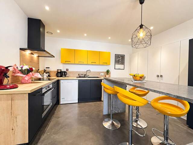 Immeuble Saint Sebastien Sur Loire : Commerce + 2 studios + colocation T4 — photo du bien