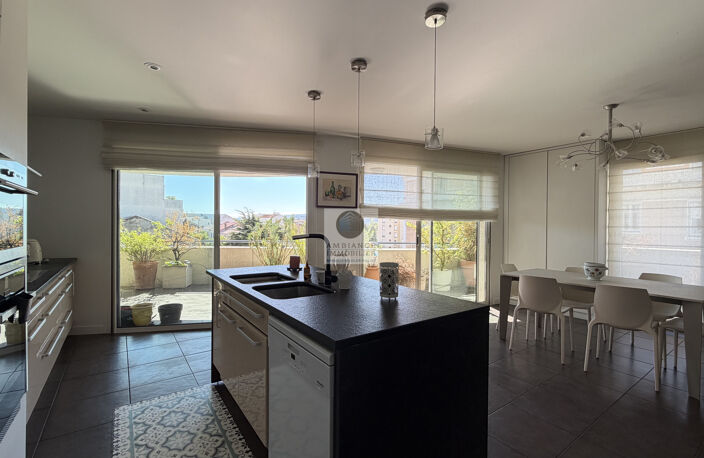 Lumière et élégance au coeur d'un quartier résidentiel — photo 2