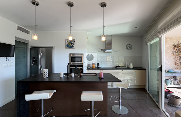 Lumière et élégance au coeur d'un quartier résidentiel — photo 4