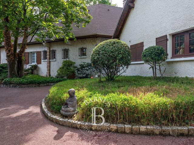 ECULLY - Maison familiale d'environ 280 m² - Garage double -Terrain de 3448 m²- 6 chambres — photo du bien