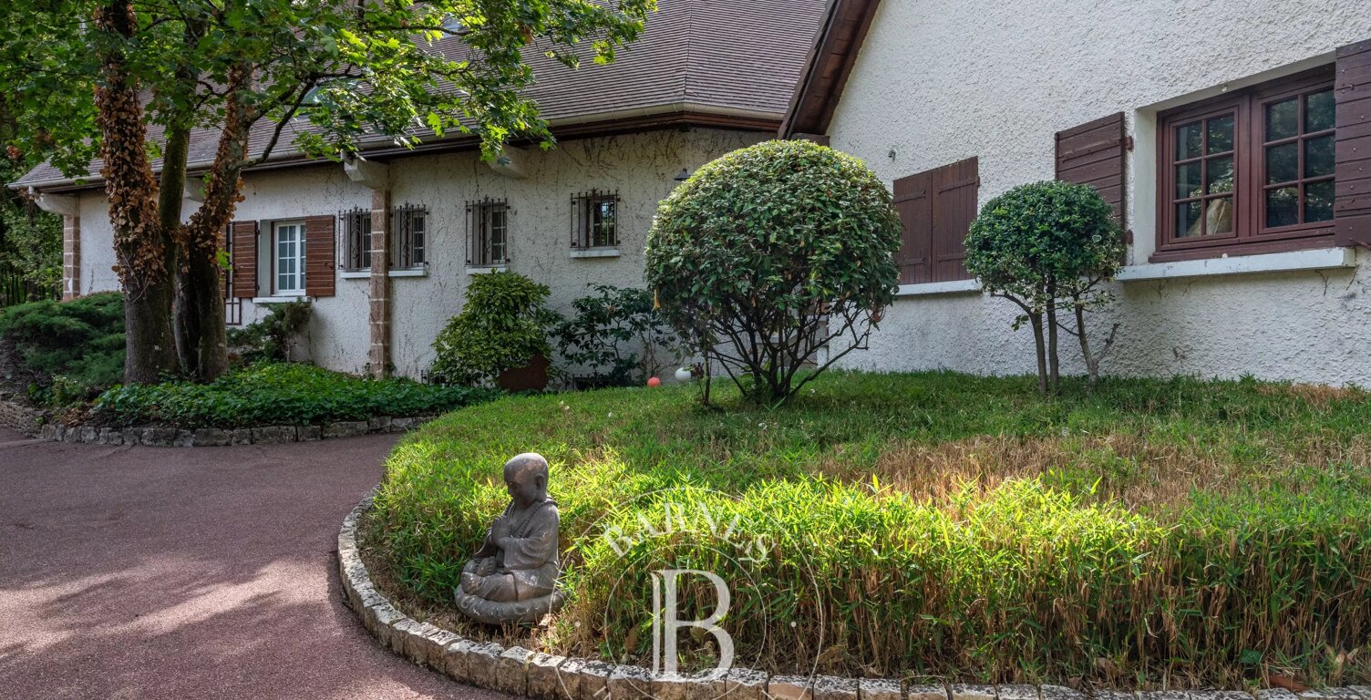 ECULLY - Maison familiale d'environ 280 m² - Garage double -Terrain de 3448 m²- 6 chambres — photo 1