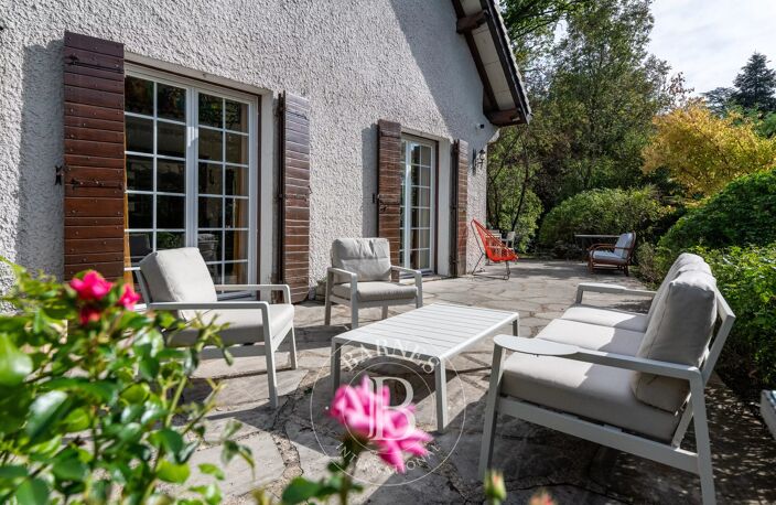 ECULLY - Maison familiale d'environ 280 m² - Garage double -Terrain de 3448 m²- 6 chambres — photo 2