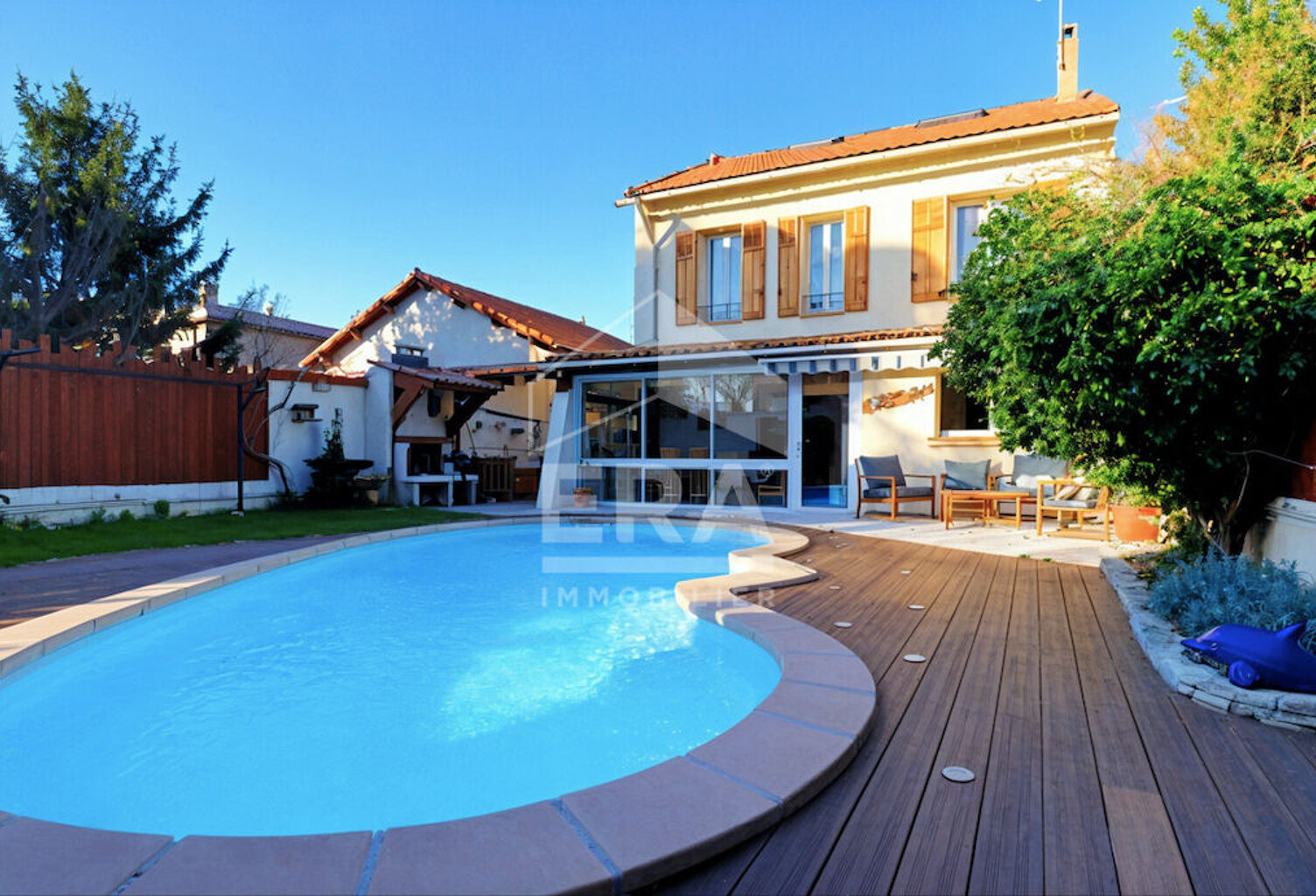 Maison familiale 6 pièces avec jardin, piscine et dépendance — photo 1