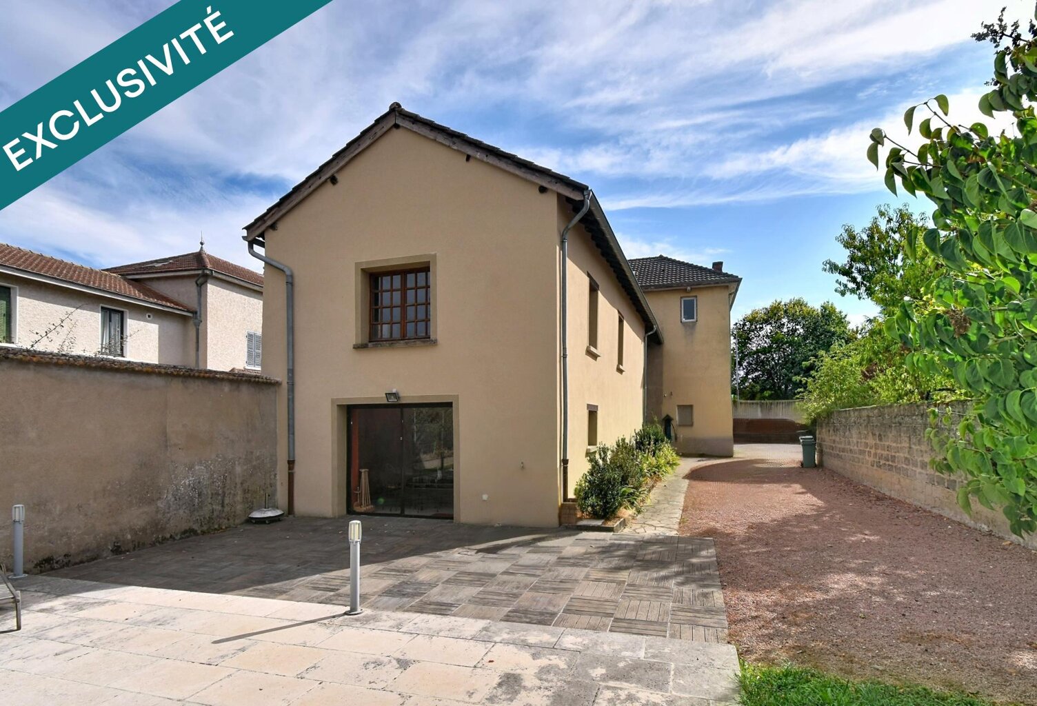 Maison de caractère idéalement située à proximité des commerces. — photo 1