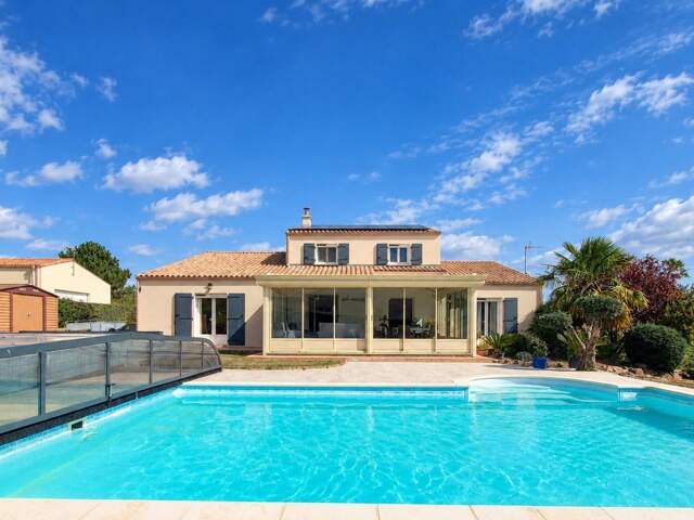 Grande maison familiale avec piscine sans travaux — photo du bien