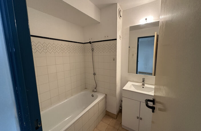Appartement T2   SH 32 M2  avec loggia   et  parking privé — photo 5