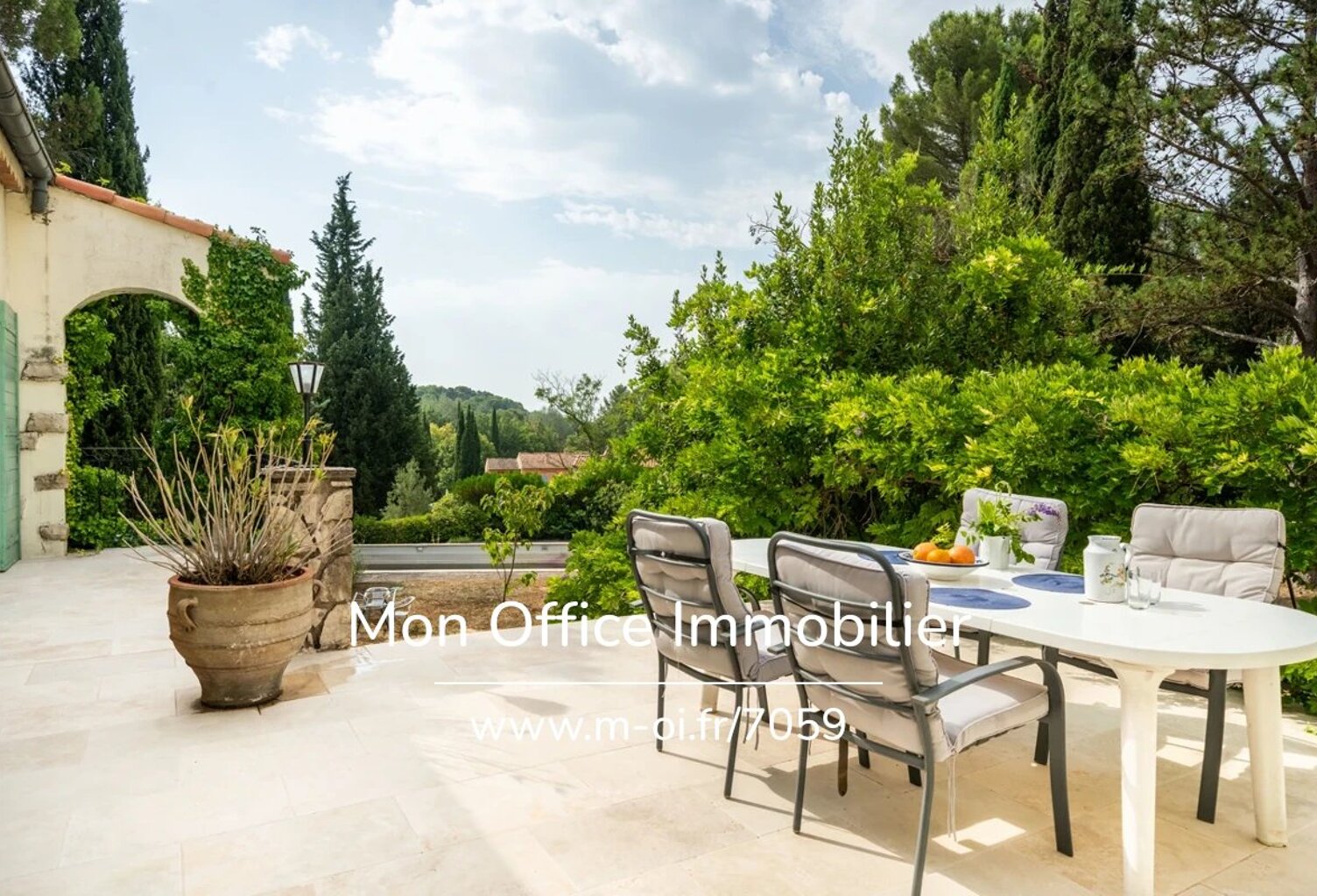 Référence : 7059-SBA - Maison plain pied - Eguilles - Fort potentiel - Piscine — photo 1