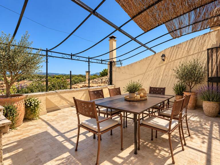 ne demeure de caractère au cœur de la Provence: 242 m2 de superficie habitable , une TERRASSE PANORAMIQUE. Distribution sur 3 niveaux :charme, authenticité, confort et bien être  sont les maitres mots — photo 1