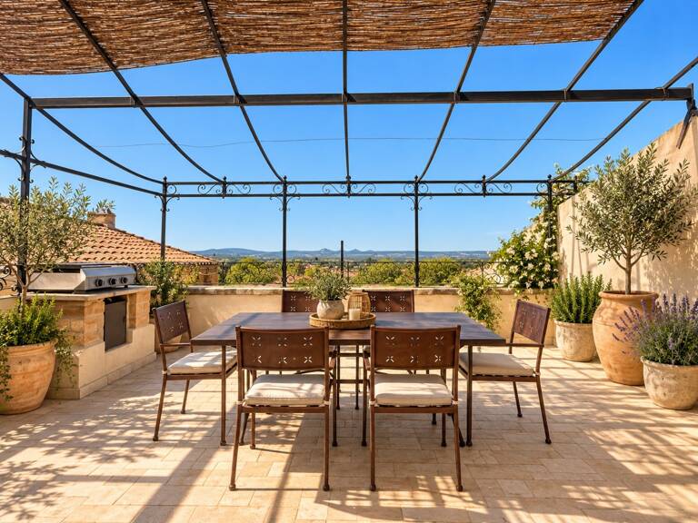 ne demeure de caractère au cœur de la Provence: 242 m2 de superficie habitable , une TERRASSE PANORAMIQUE. Distribution sur 3 niveaux :charme, authenticité, confort et bien être  sont les maitres mots — photo 1