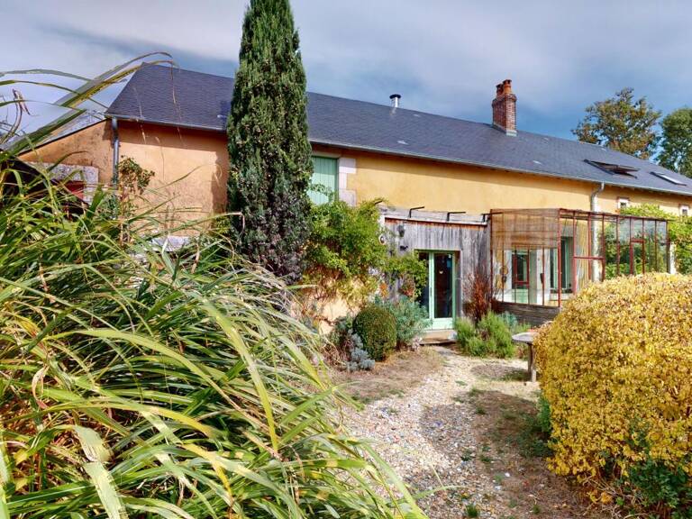 Ensemble immobilier de charme à 12 km de Sancerre : maison restaurée+dépendances sur 5000 m². Au calme absolu, dans un environnement verdoyant, cette magnifique propriété saura vous séduire par son charme, ses beaux espaces et son potentiel exceptionnel — photo 1