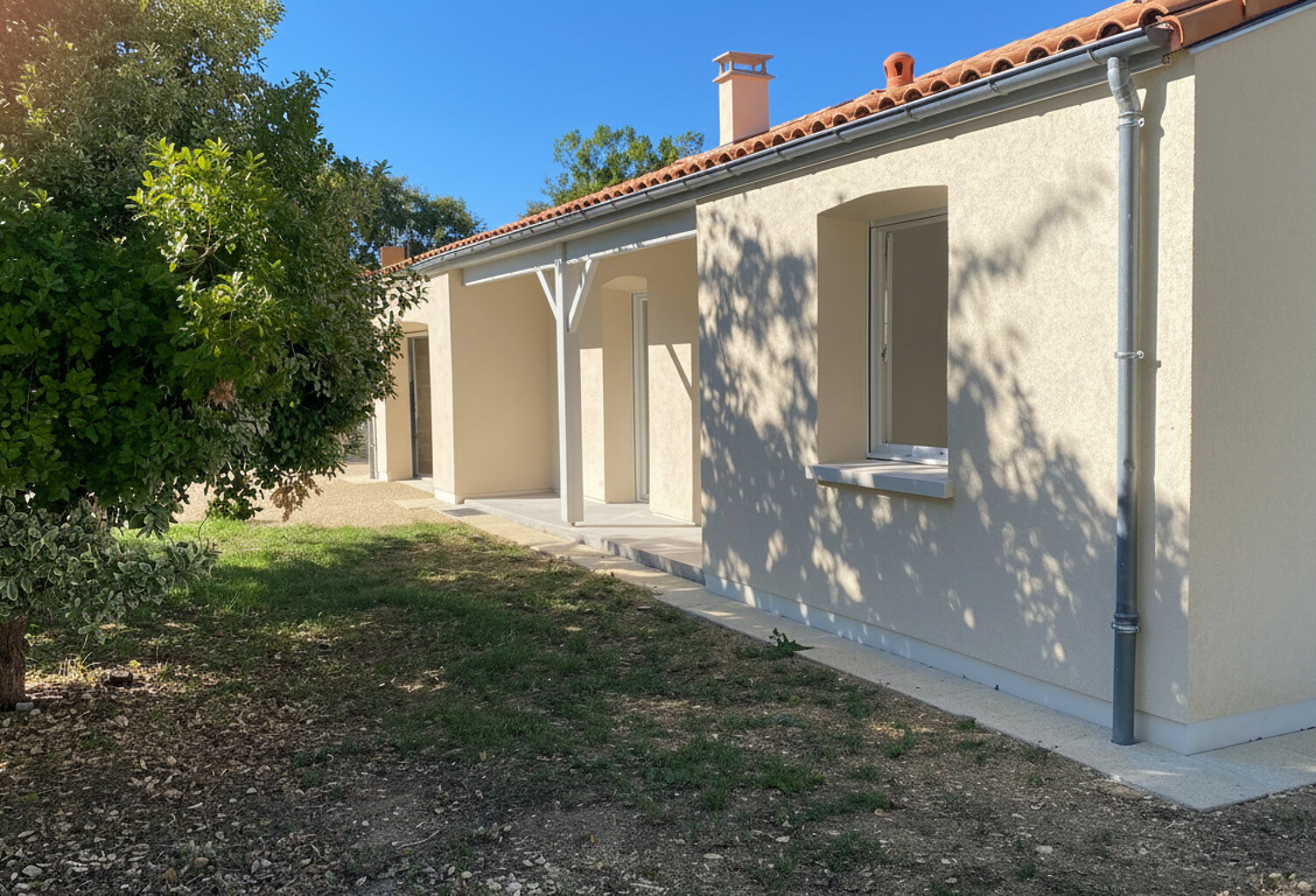 Maison de plain-pied entièrement rénovée avec double garage, Marigny (79360) — photo 1