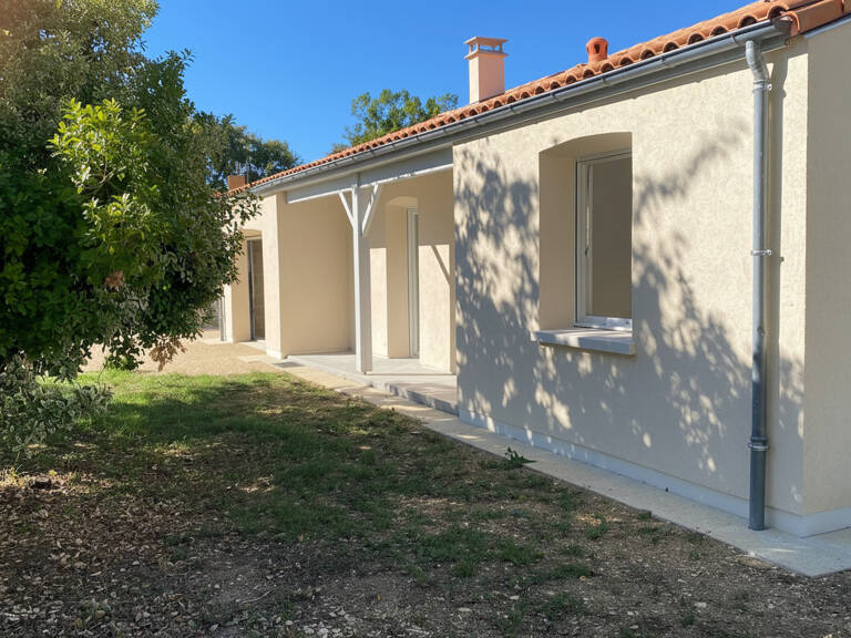 Maison de plain-pied entièrement rénovée avec double garage, Marigny (79360) — photo 1