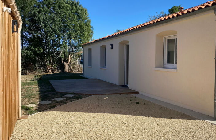 Maison de plain-pied entièrement rénovée avec double garage, Marigny (79360) — photo 3