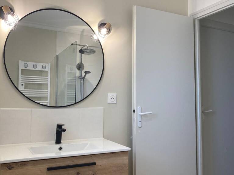 Maison de plain-pied entièrement rénovée avec double garage, Marigny (79360) — photo 1
