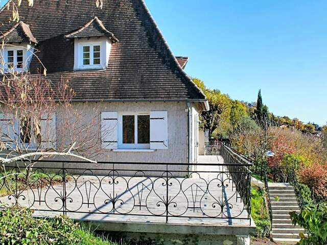 Maison de ville type 7, surface 245 m², garage privatif, sur un terrain 1012 m² — photo du bien