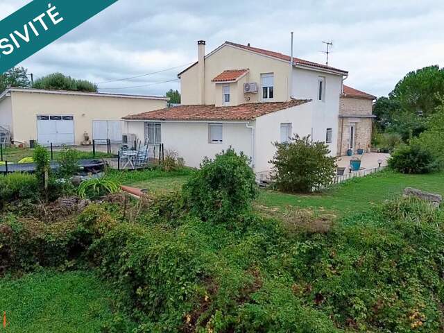 Maison familiale avec dépendances, vaste terrain et vue dégagée sur le Lot — photo du bien