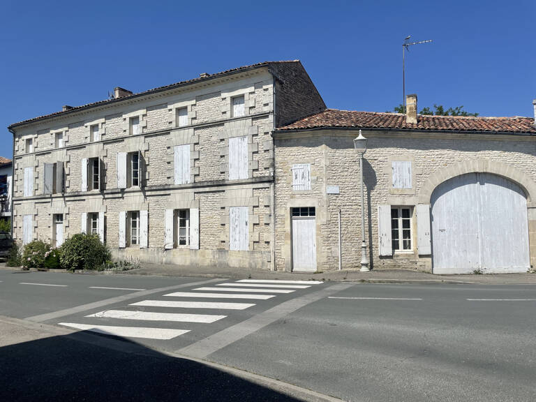 Ancien logis avec dépendances et grand jardin clos — photo 1