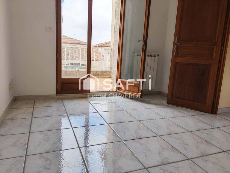 Maison 3 chambres avec garage, 1 salle d'eau et 1 WC par étage, idéalement située près des commerces. — photo 1