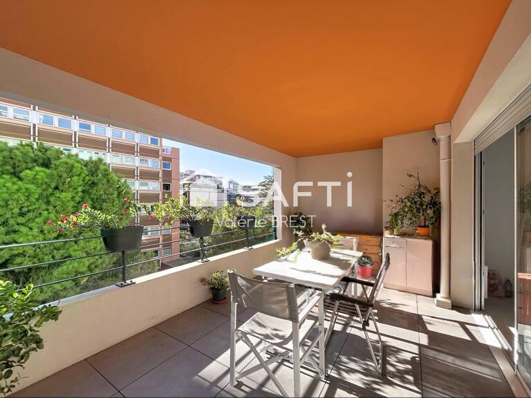 Perier Prado  -13008-Type 3 traversant  de 65m2 - Calme-Terrasse. — photo 1