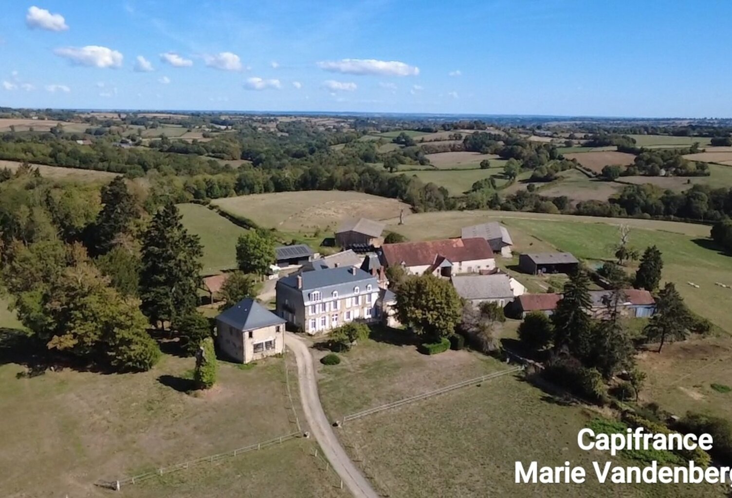 Château du XVIᵉ siècle à Aigurande - 600 m² habitables - 9 ha de prairies et bois – Pays de George Sand Indre (36) 599 000 € — photo 1