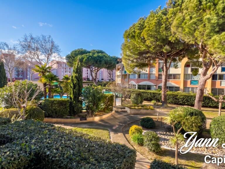 LE CAP D’AGDE – APPARTEMENT MEUBLÉ AVEC VRAIE CABINE FERMÉE À FENÊTRE | GRANDE LOGGIA FERMÉE MODULABLE 10 M² | VUE JARDIN & PISCINE | PARKING PRIVÉ SÉCURISÉ & LOCAL VÉLOS | PLAGE ET PORT À PIED — photo 1