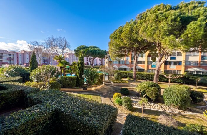 LE CAP D’AGDE – APPARTEMENT MEUBLÉ AVEC VRAIE CABINE FERMÉE À FENÊTRE | GRANDE LOGGIA FERMÉE MODULABLE 10 M² | VUE JARDIN & PISCINE | PARKING PRIVÉ SÉCURISÉ & LOCAL VÉLOS | PLAGE ET PORT À PIED — photo 2