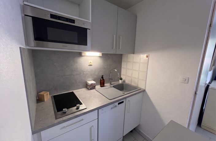 LE CAP D’AGDE – APPARTEMENT MEUBLÉ AVEC VRAIE CABINE FERMÉE À FENÊTRE | GRANDE LOGGIA FERMÉE MODULABLE 10 M² | VUE JARDIN & PISCINE | PARKING PRIVÉ SÉCURISÉ & LOCAL VÉLOS | PLAGE ET PORT À PIED — photo 4
