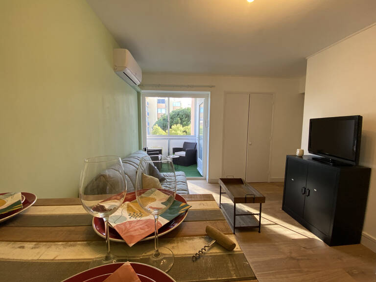 STUDIO REFAIT A NEUF PROCHE CENTRE ET PLAGES — photo 1