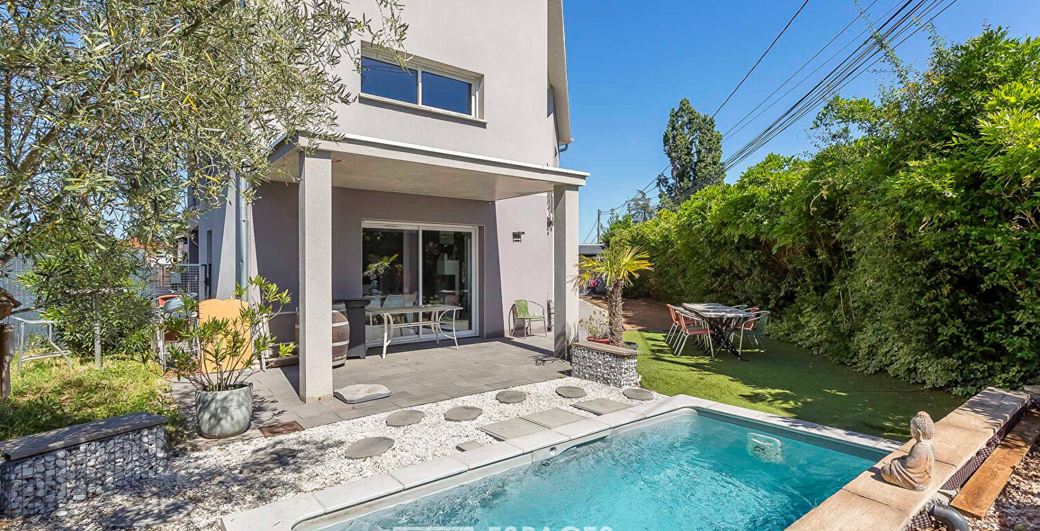 Maison contemporaine avec jardin et piscine — photo 1