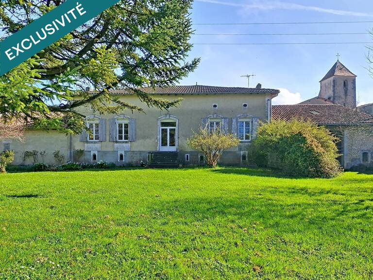 Bien rare : ancienne ferme du XVIII? siècle avec dépendances et grand terrain arboré à Barbezieux-Saint-Hilaire. — photo 1