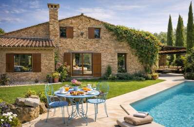 Au pied de Gordes, propriété de caractère composée de 3 maisons en pierre sur 7 750 m² de terrain, idéale pour projet familial ou activité de gîtes. — photo du bien